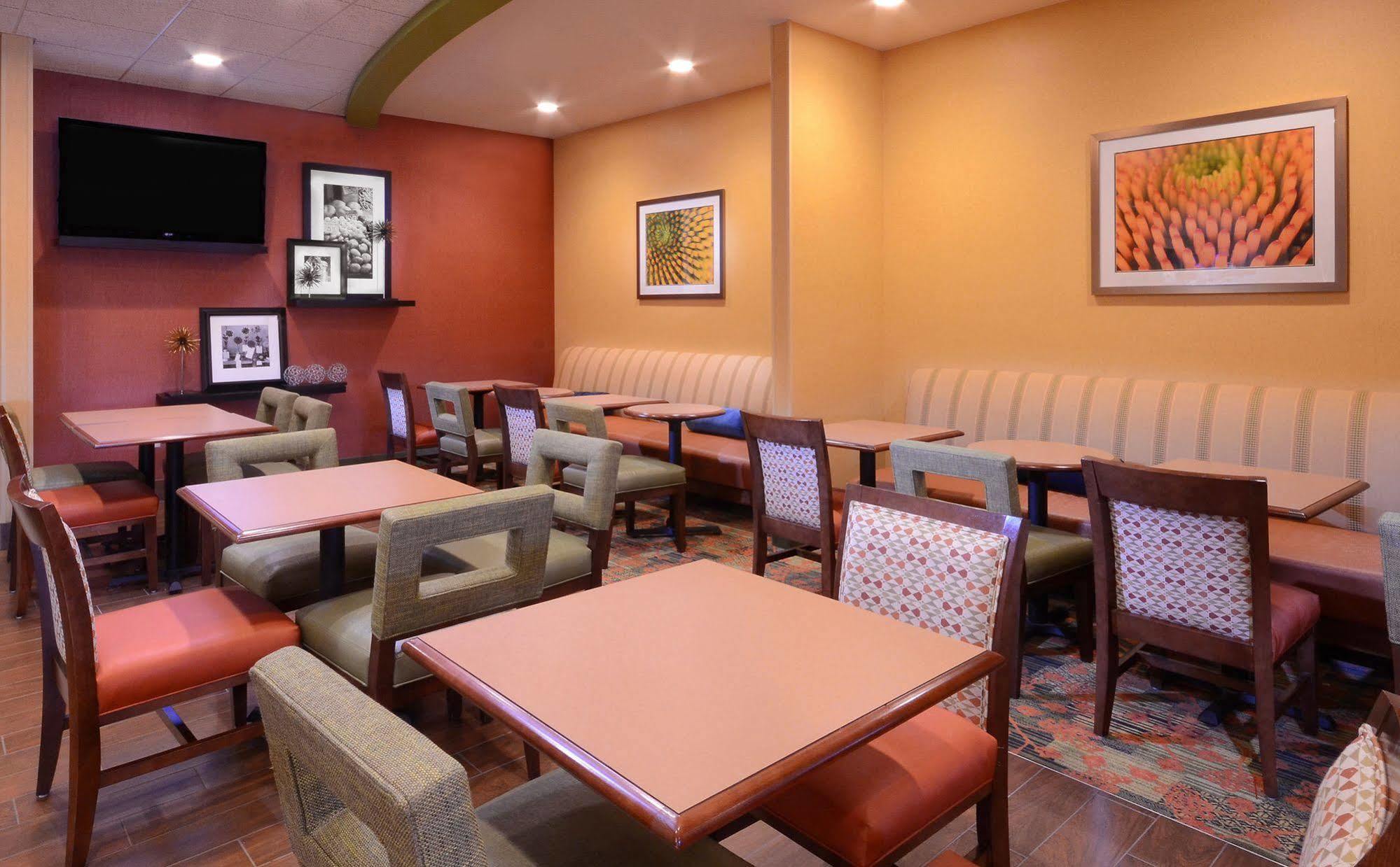 Hampton Inn Fayetteville Fort Bragg Экстерьер фото
