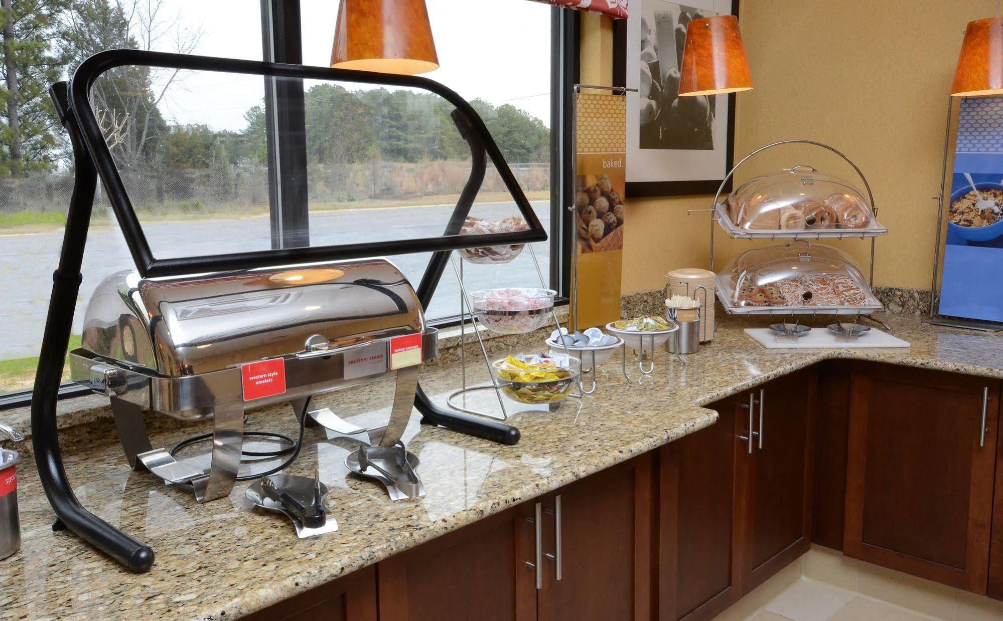 Hampton Inn Fayetteville Fort Bragg Экстерьер фото
